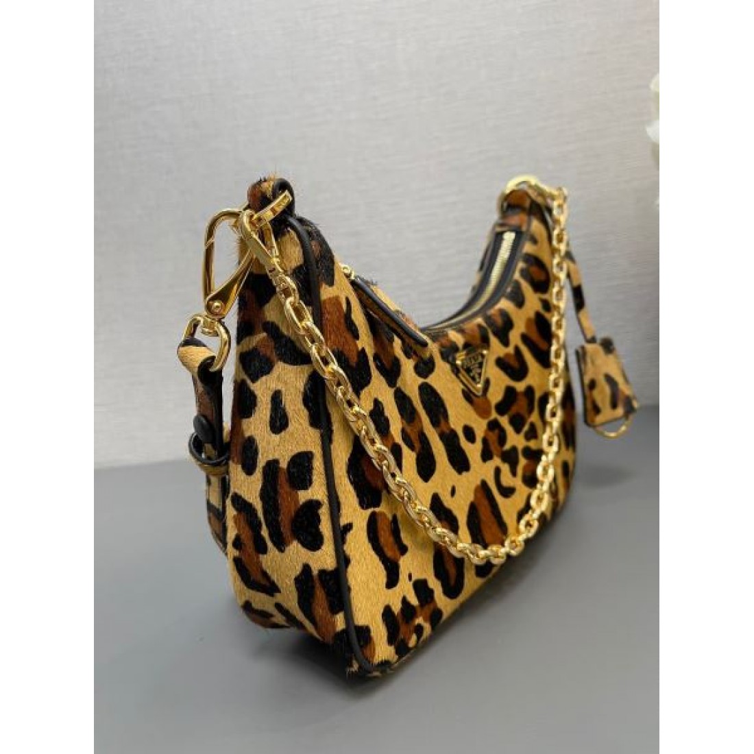 PRADA コピー ショルダーバッグ ロゴ 着回し力抜群のシンプル プラダ