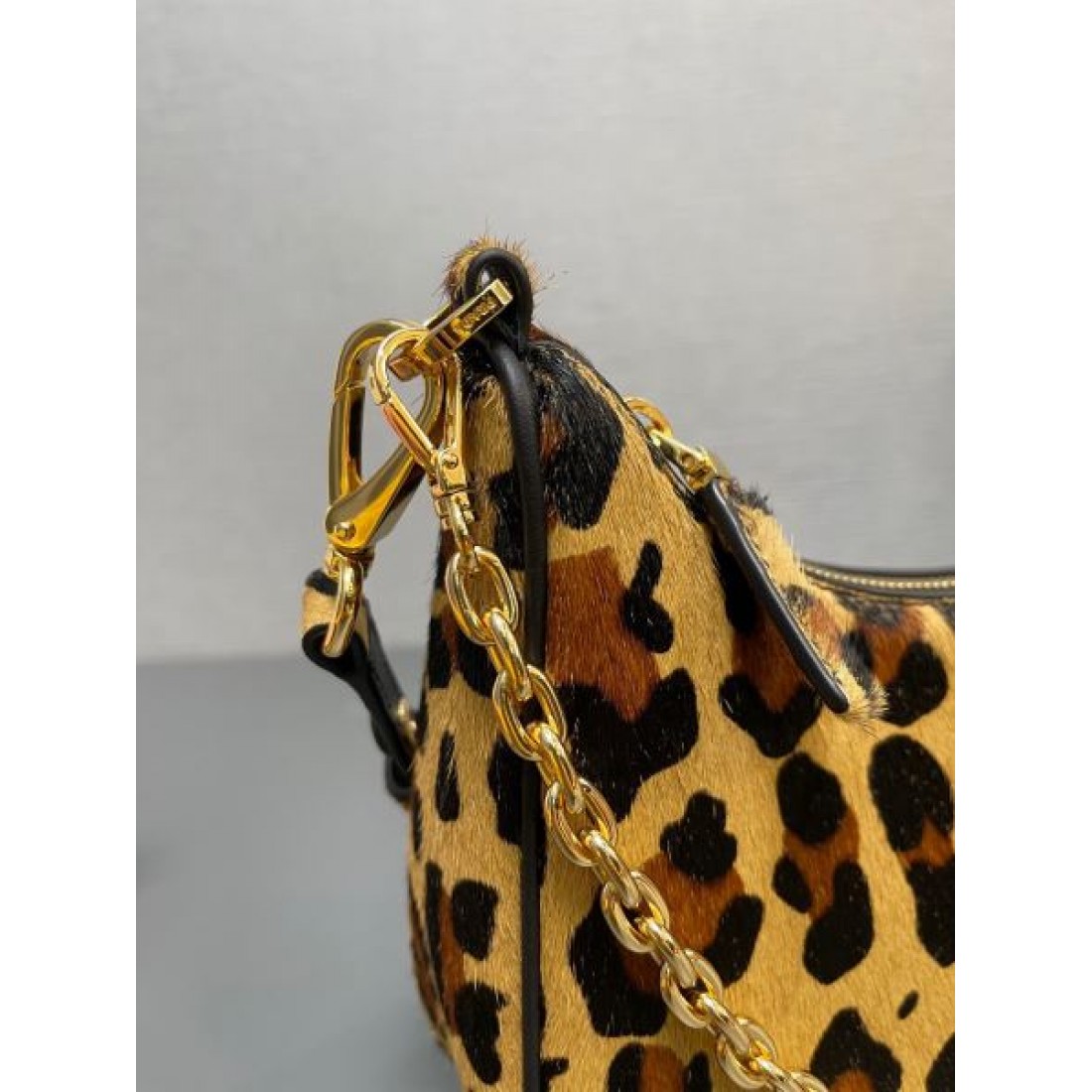 PRADA コピー ショルダーバッグ ロゴ 着回し力抜群のシンプル プラダ