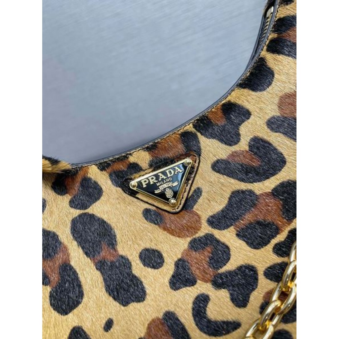 PRADA コピー ショルダーバッグ ロゴ 着回し力抜群のシンプル プラダ