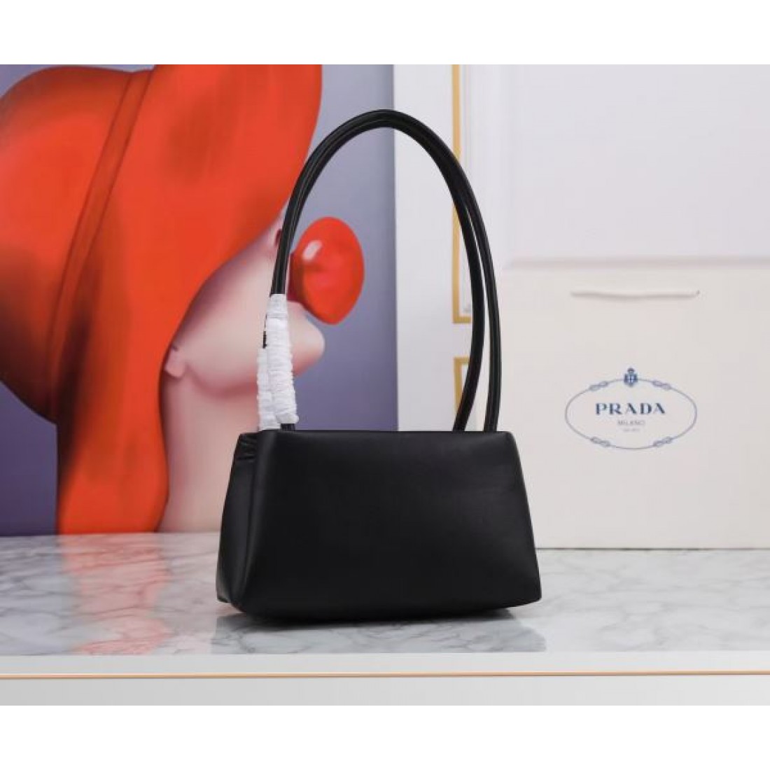 PRADA スーパーコピー ショルダーバッグ ロゴ 都会的な印象のスタイル プラダ