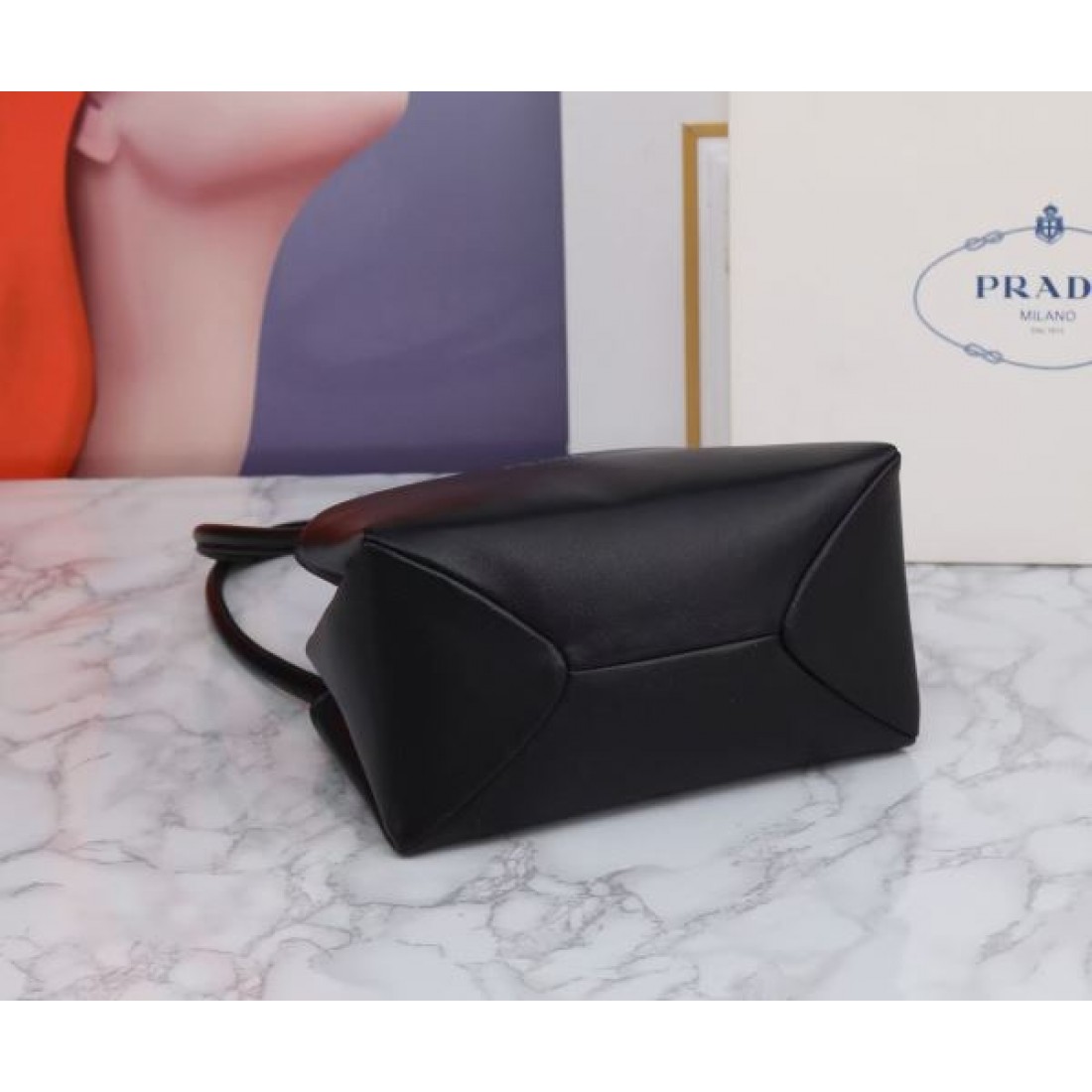 PRADA スーパーコピー ショルダーバッグ ロゴ 都会的な印象のスタイル プラダ