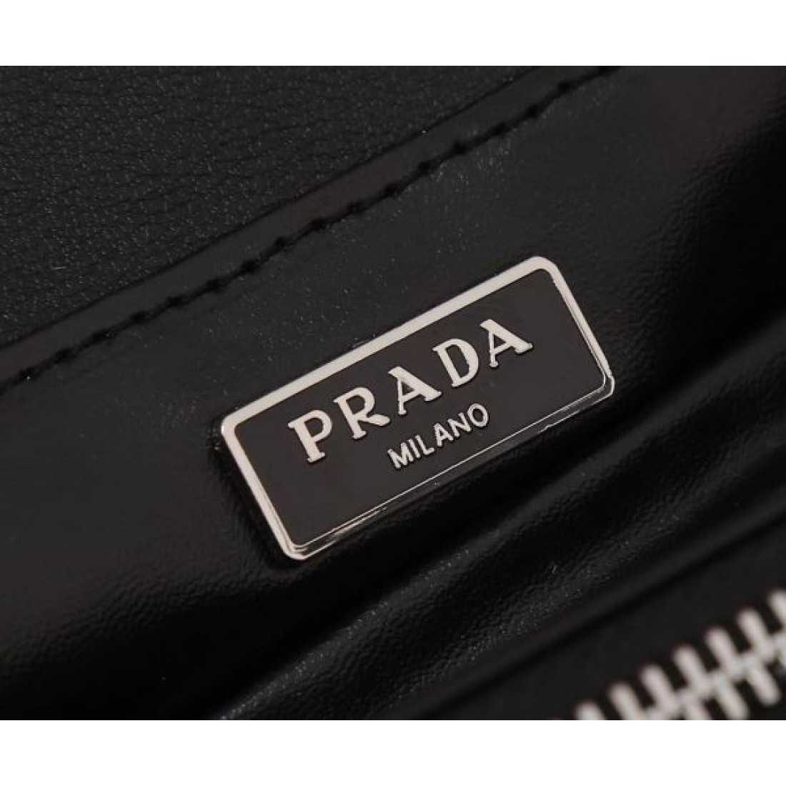 PRADA スーパーコピー ショルダーバッグ ロゴ 都会的な印象のスタイル プラダ