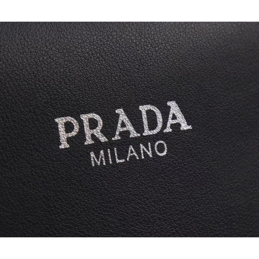 PRADA スーパーコピー ショルダーバッグ ロゴ 都会的な印象のスタイル プラダ