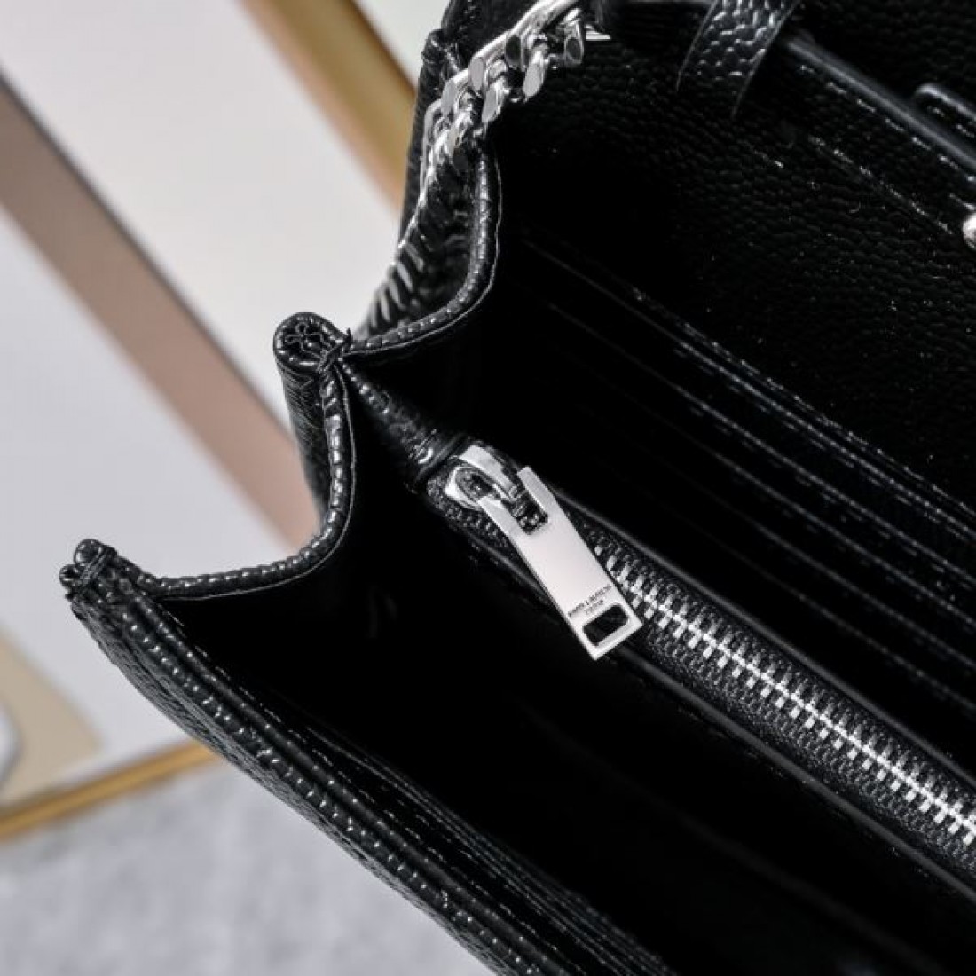 YSL イヴ サンローラン コピー ショルダーバッグ ロゴ 再入荷が嬉しい SAINT LAURENT