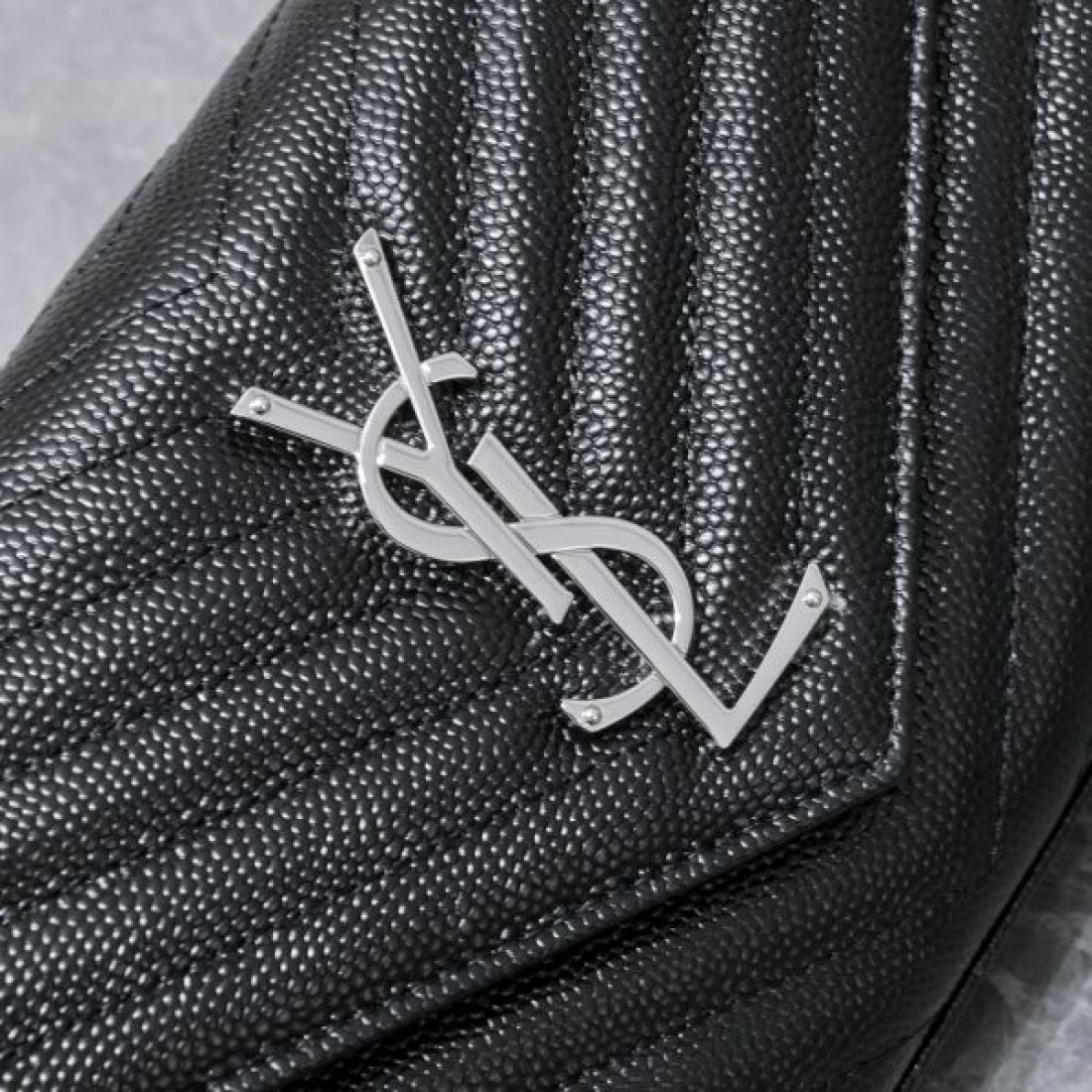 YSL イヴ サンローラン コピー ショルダーバッグ ロゴ 再入荷が嬉しい SAINT LAURENT