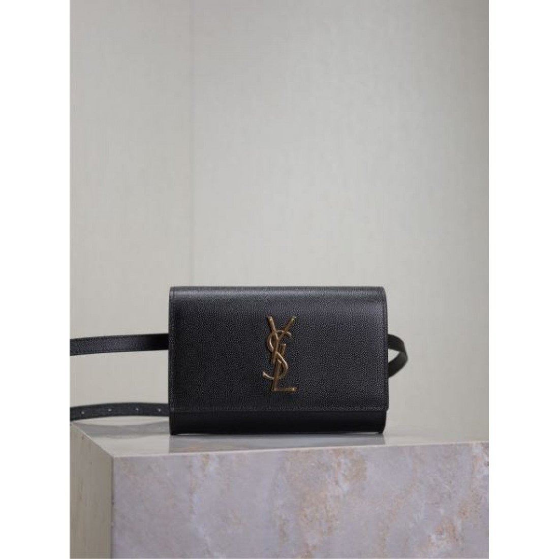 イヴ サンローラン コピー バッグ ロゴ おすすめコーディ SAINT LAURENT