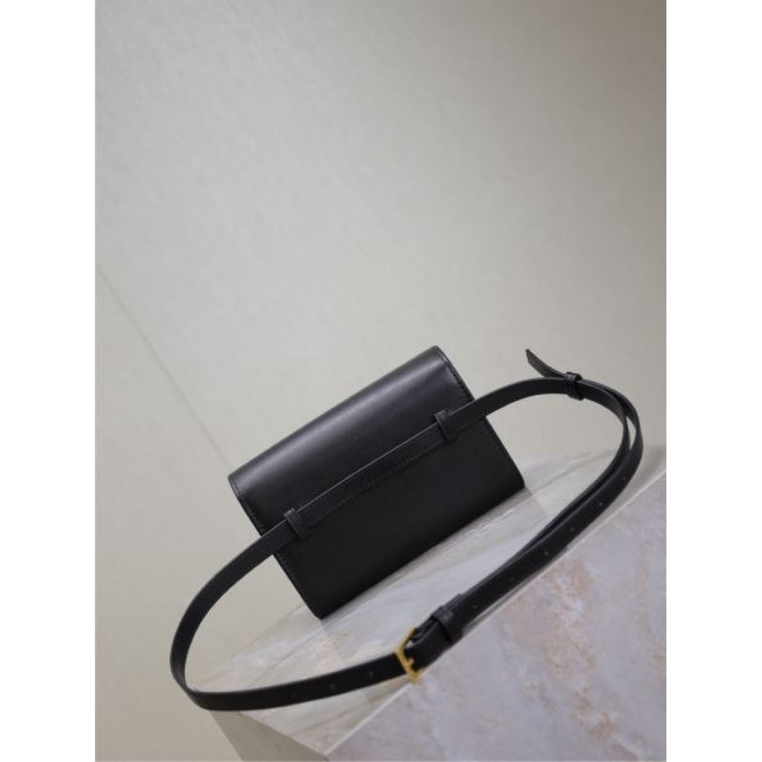 イヴ サンローラン コピー バッグ ロゴ おすすめコーディ SAINT LAURENT