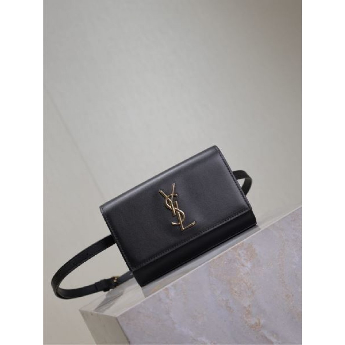 イヴ サンローラン コピー バッグ ロゴ おすすめコーディ SAINT LAURENT