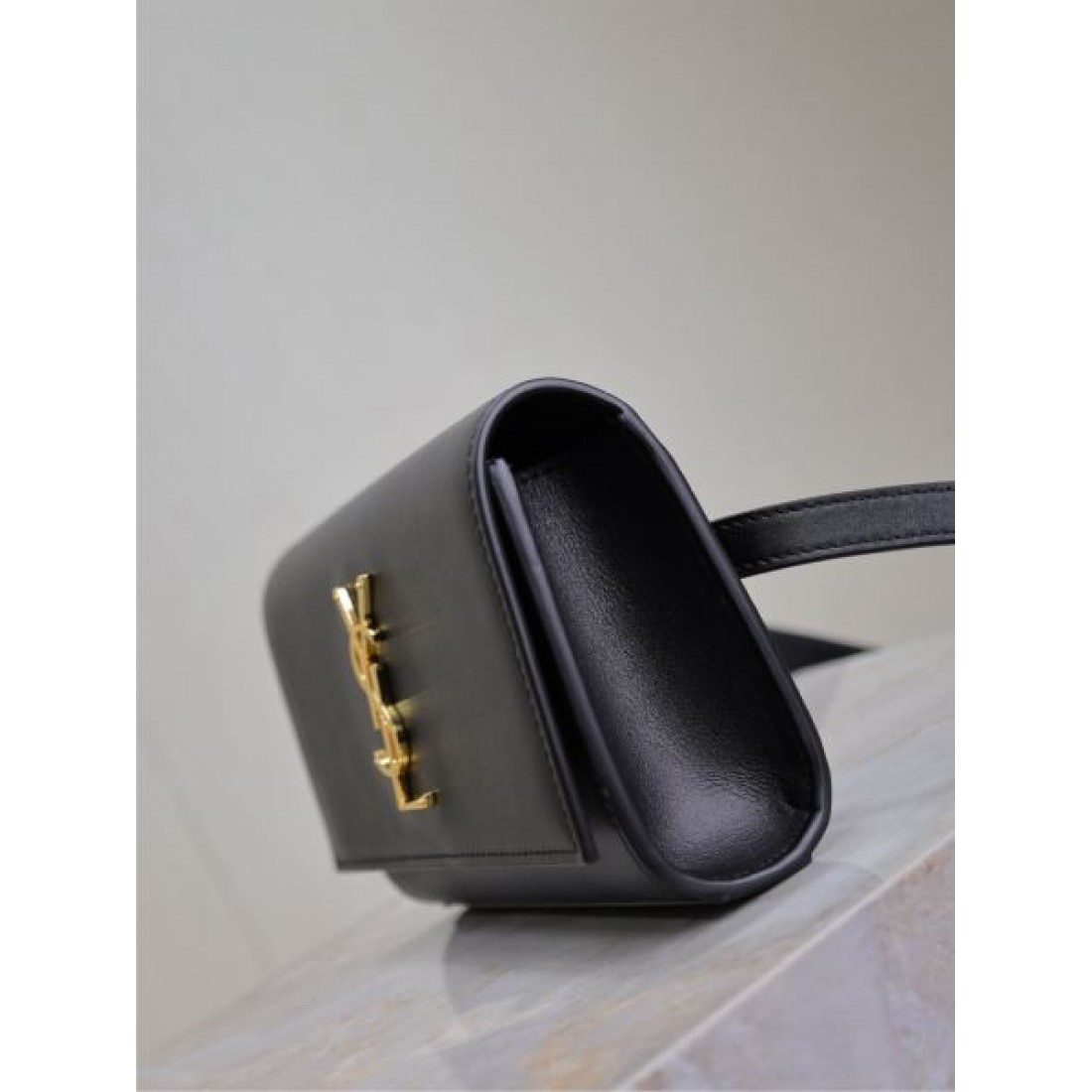 イヴ サンローラン コピー バッグ ロゴ おすすめコーディ SAINT LAURENT