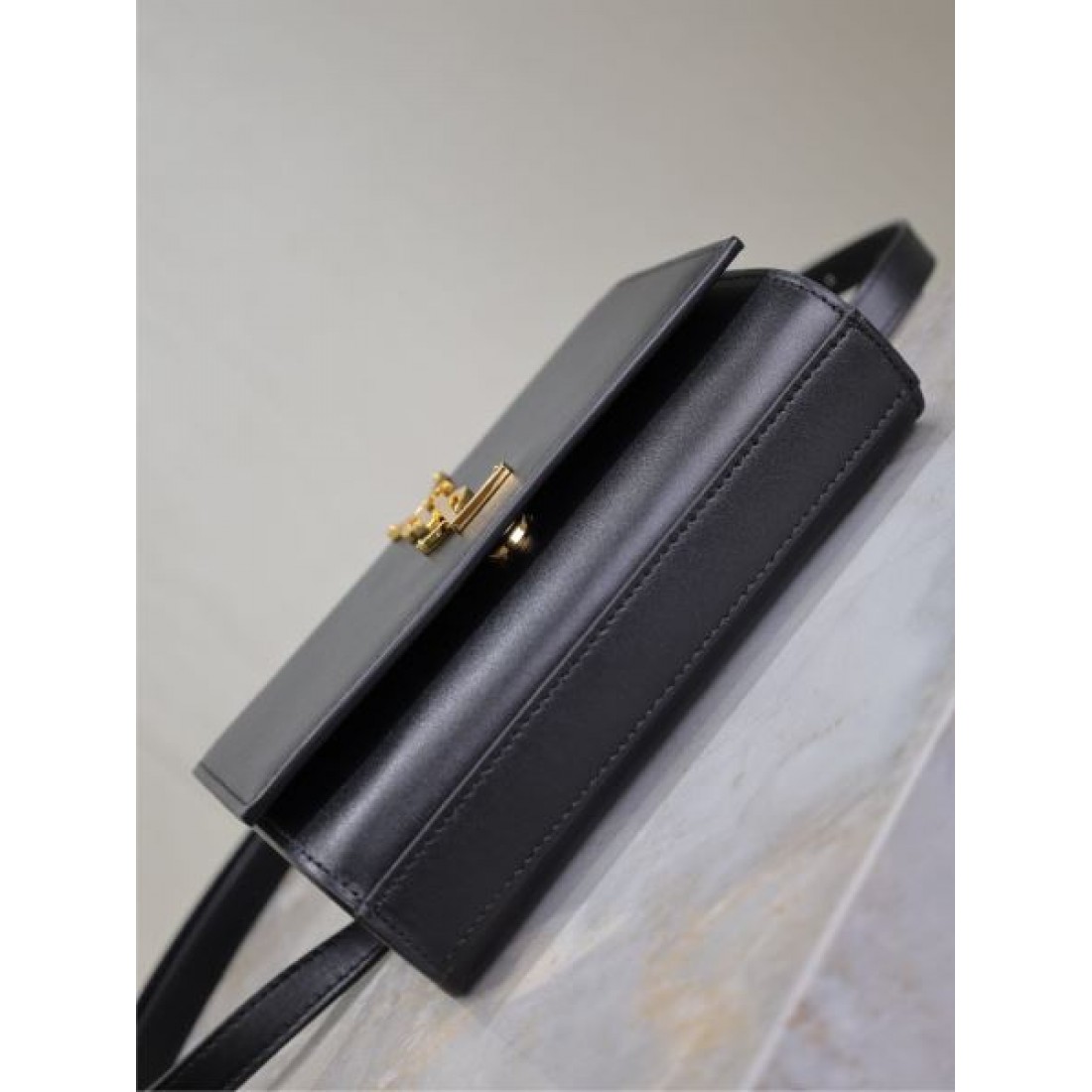 イヴ サンローラン コピー バッグ ロゴ おすすめコーディ SAINT LAURENT