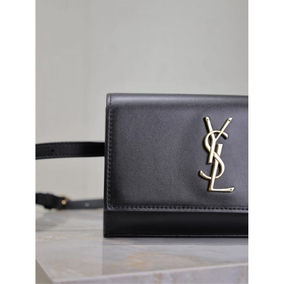 イヴ サンローラン コピー バッグ ロゴ おすすめコーディ SAINT LAURENT