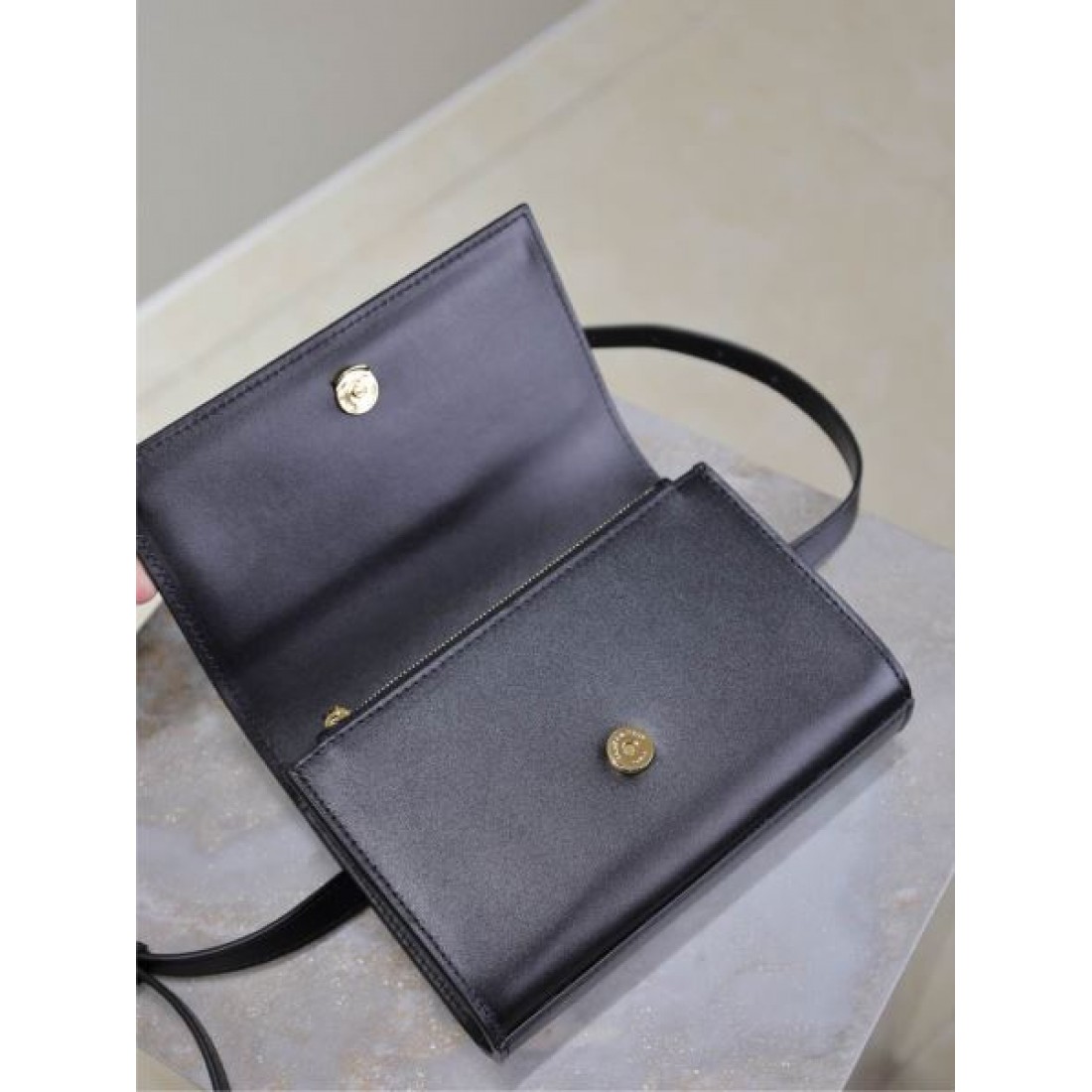 イヴ サンローラン コピー バッグ ロゴ おすすめコーディ SAINT LAURENT