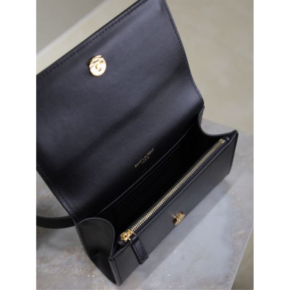 イヴ サンローラン コピー バッグ ロゴ おすすめコーディ SAINT LAURENT