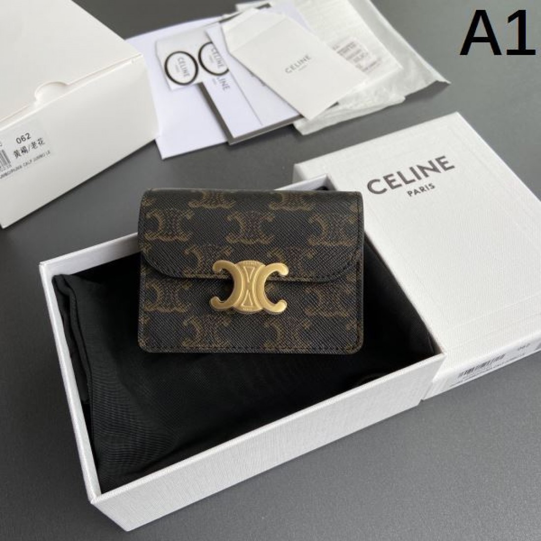 ★今季ヒット必至の夏季新作★CELINE スーパーコピー 二つ折り財布 最高品質♪推薦