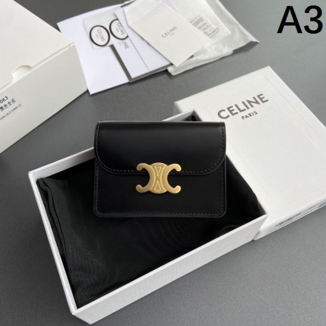 ★今季ヒット必至の夏季新作★CELINE スーパーコピー 二つ折り財布 最高品質♪推薦