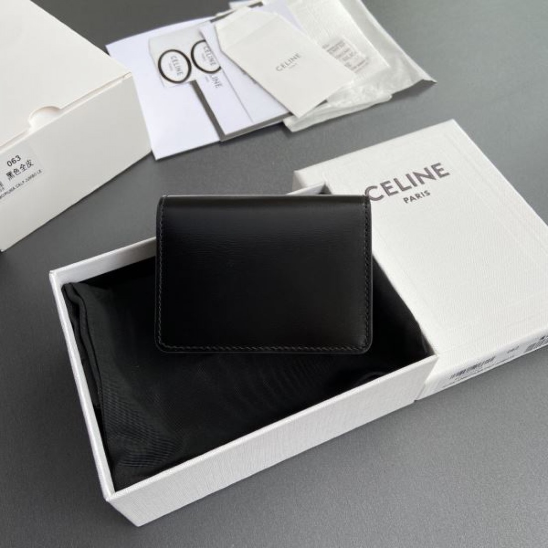 ★今季ヒット必至の夏季新作★CELINE スーパーコピー 二つ折り財布 最高品質♪推薦