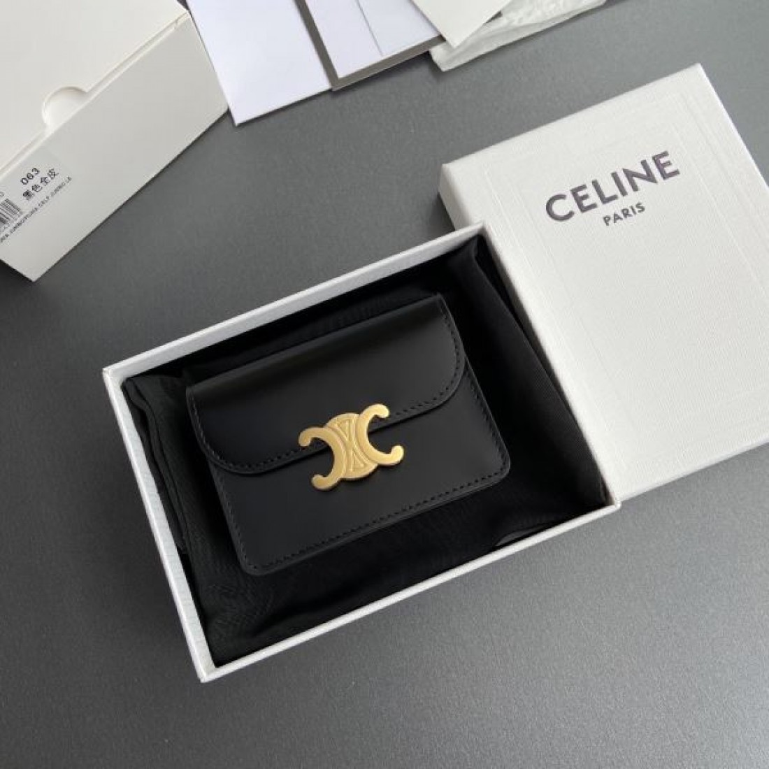 ★今季ヒット必至の夏季新作★CELINE スーパーコピー 二つ折り財布 最高品質♪推薦