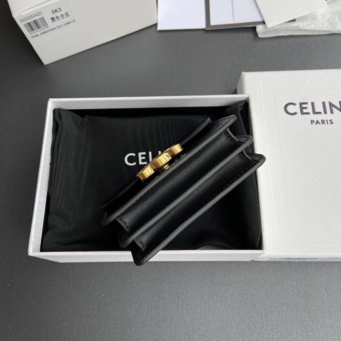 ★今季ヒット必至の夏季新作★CELINE スーパーコピー 二つ折り財布 最高品質♪推薦