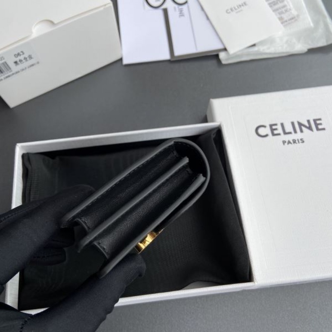 ★今季ヒット必至の夏季新作★CELINE スーパーコピー 二つ折り財布 最高品質♪推薦