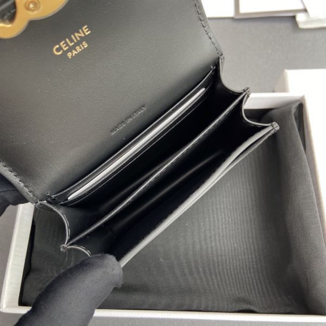 ★今季ヒット必至の夏季新作★CELINE スーパーコピー 二つ折り財布 最高品質♪推薦