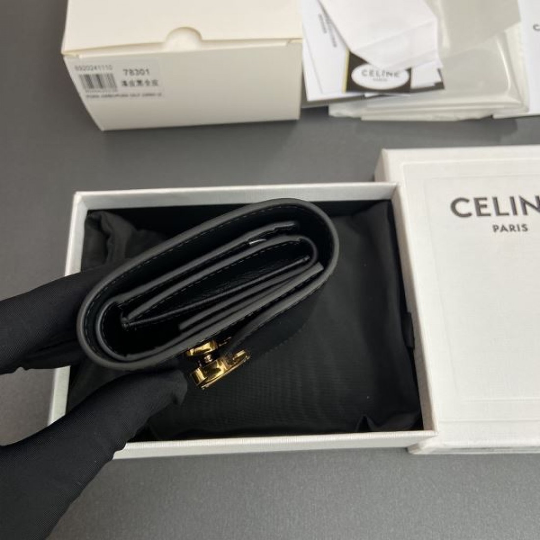 続々とお目見える夏季新作 CELINE スーパーコピー 三つ折り財布 ラグジュアリーな魅力