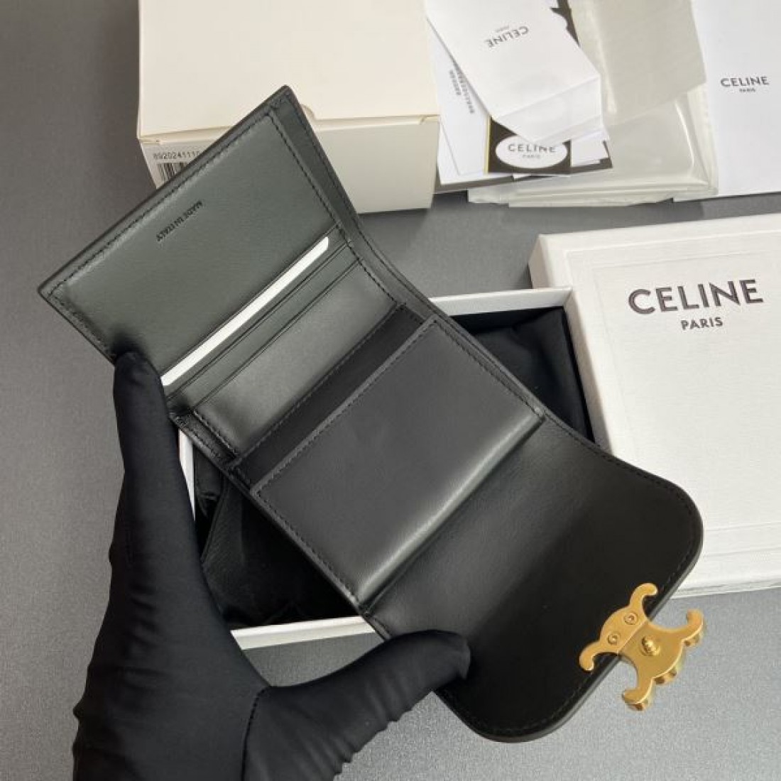 続々とお目見える夏季新作 CELINE スーパーコピー 三つ折り財布 ラグジュアリーな魅力