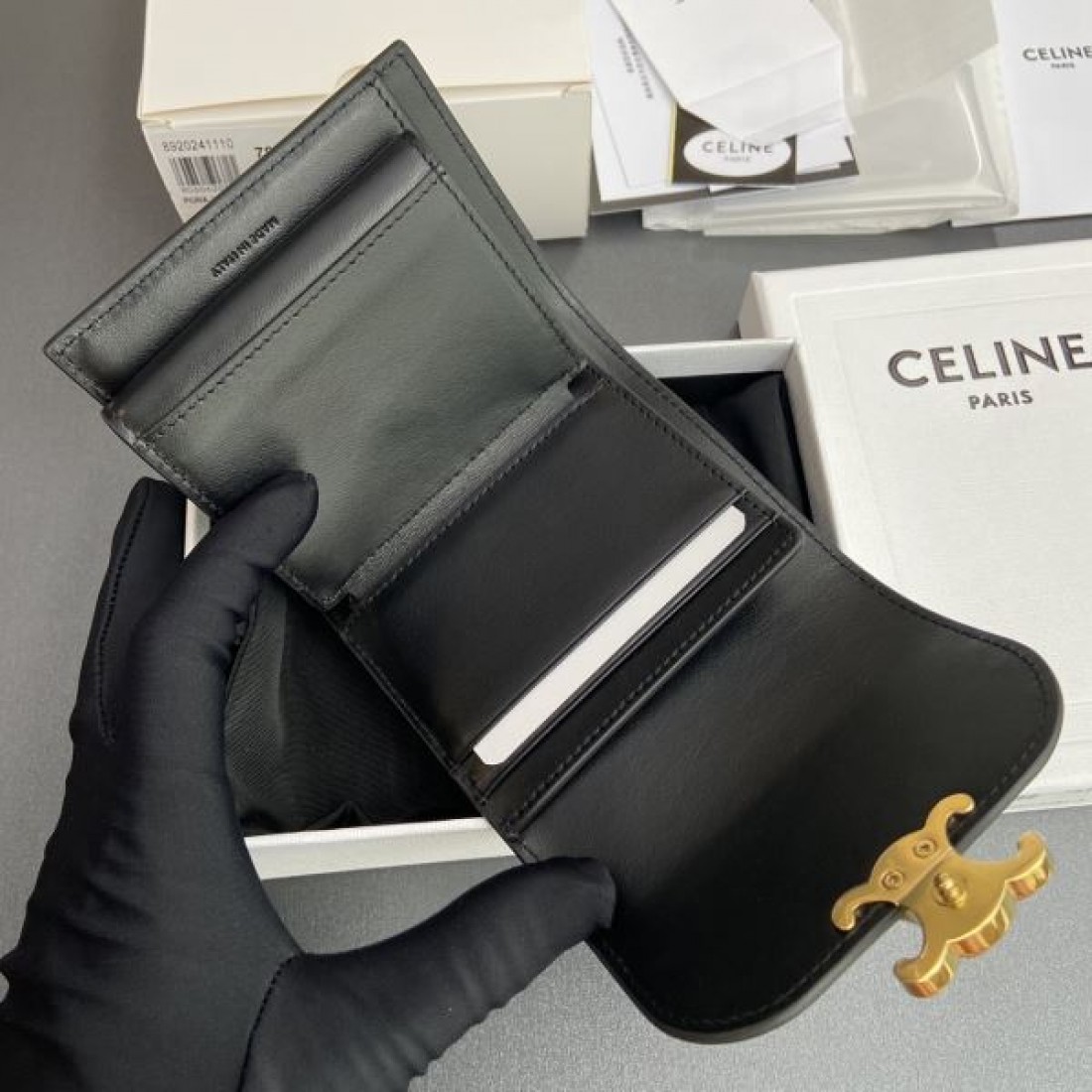 続々とお目見える夏季新作 CELINE スーパーコピー 三つ折り財布 ラグジュアリーな魅力
