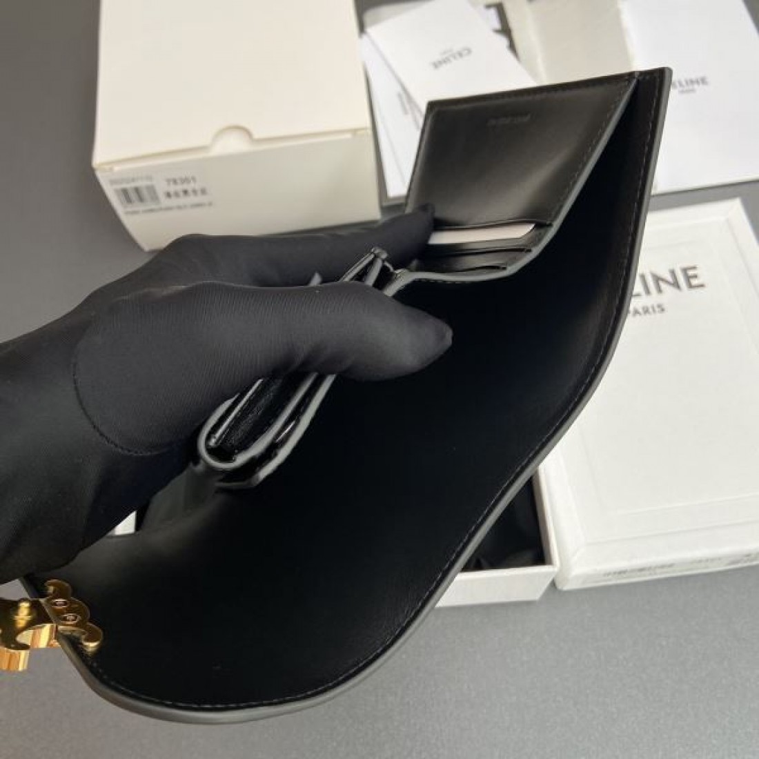 続々とお目見える夏季新作 CELINE スーパーコピー 三つ折り財布 ラグジュアリーな魅力