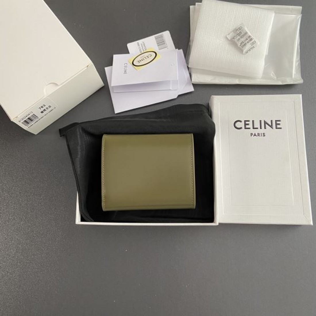 とっても夏らしいアイテム CELINE スーパーコピー 三つ折り財布 リピート率高め