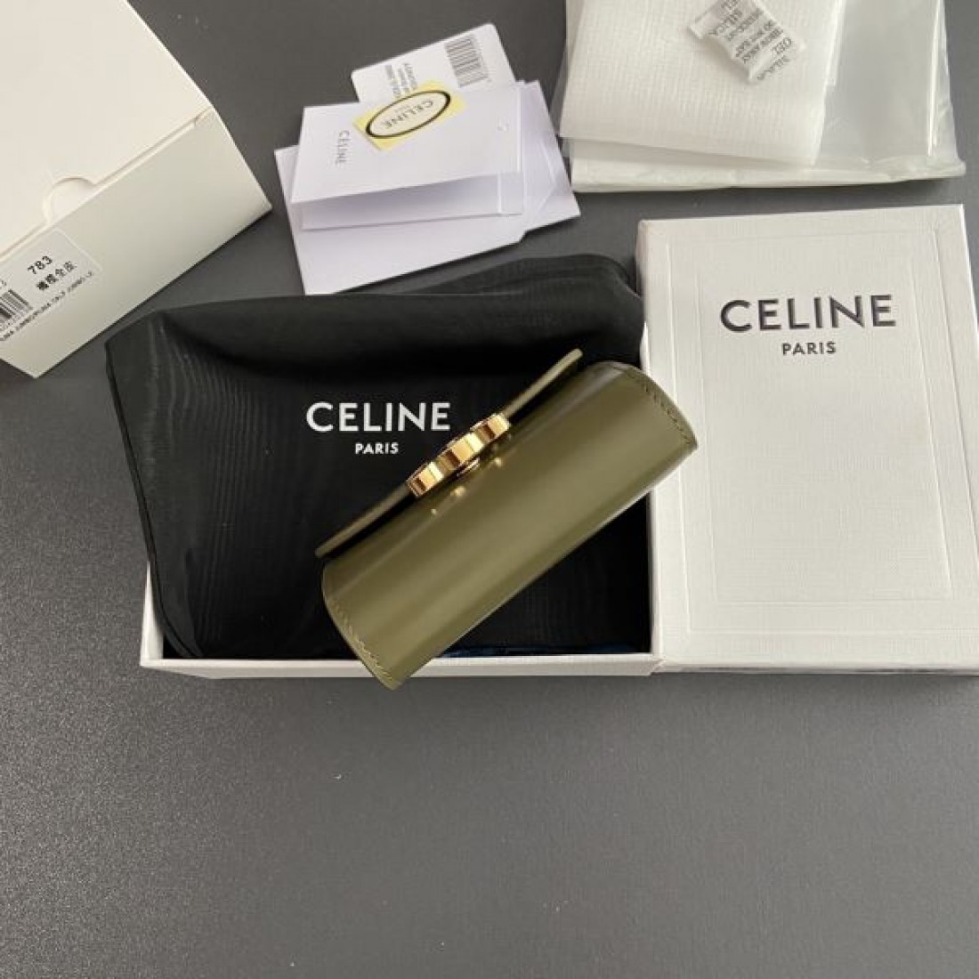 とっても夏らしいアイテム CELINE スーパーコピー 三つ折り財布 リピート率高め