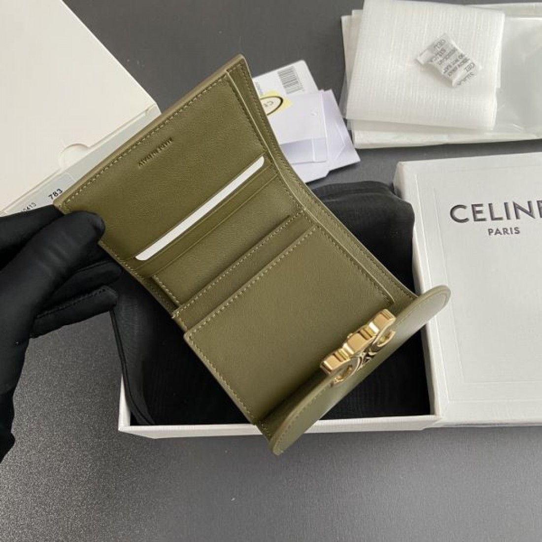 とっても夏らしいアイテム CELINE スーパーコピー 三つ折り財布 リピート率高め