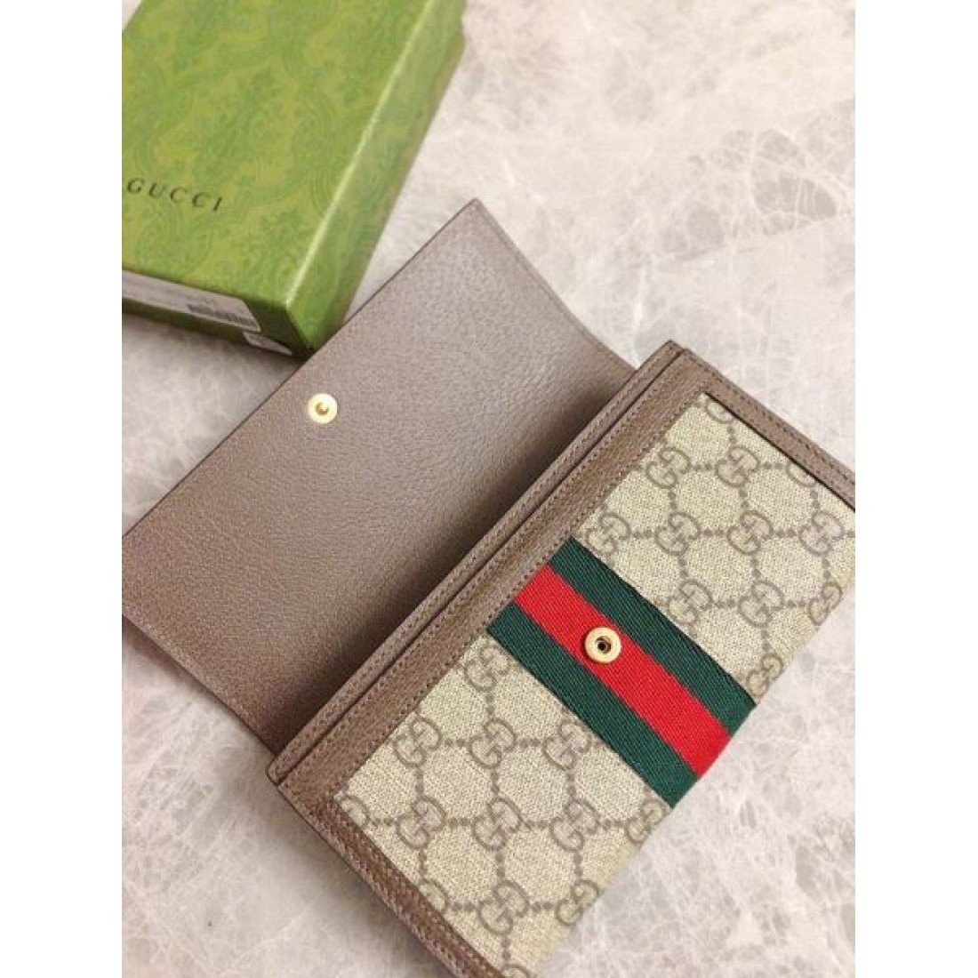 季節の変わり目 GUCCI スーパーコピー 長財布 アイテムに活躍する