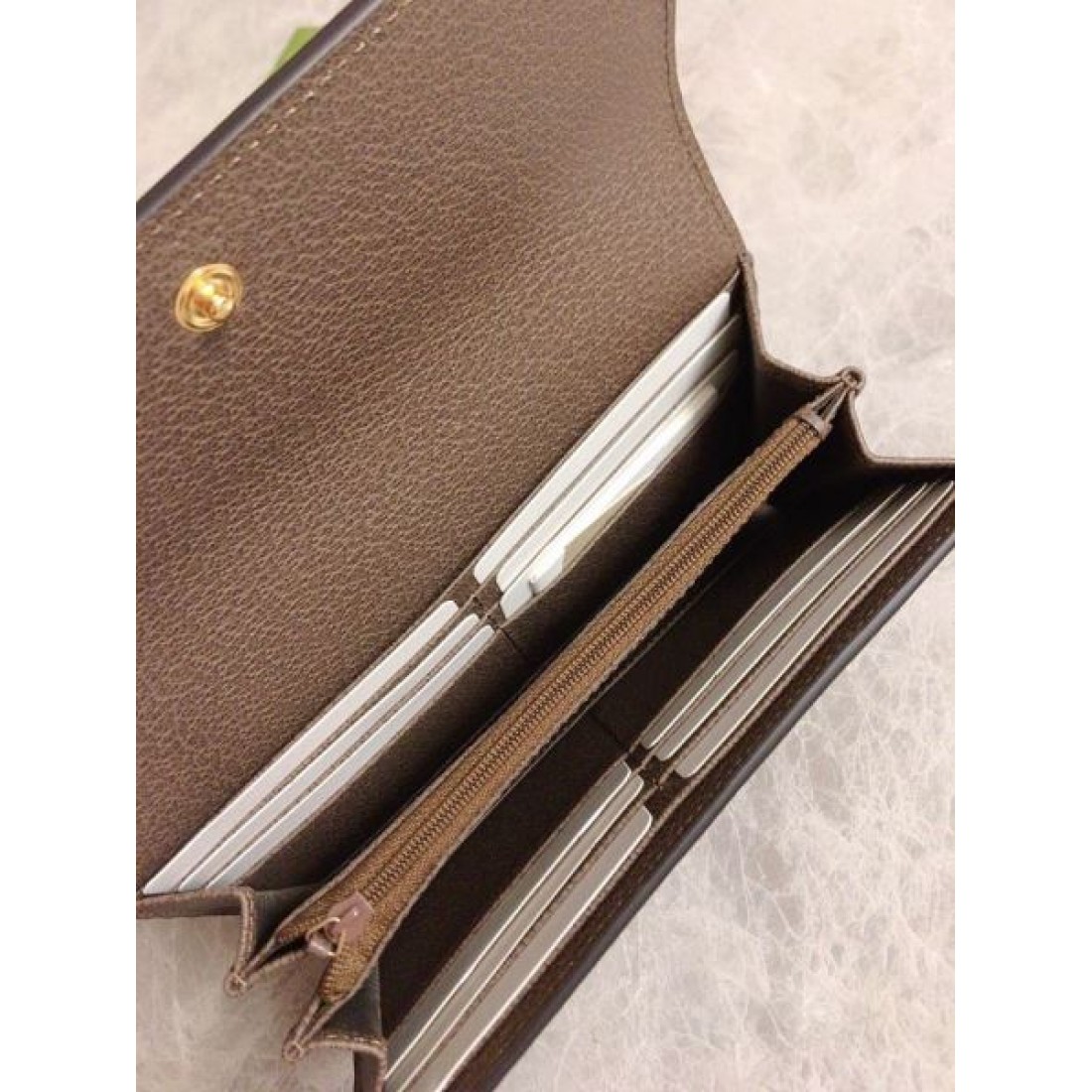 季節の変わり目 GUCCI スーパーコピー 長財布 アイテムに活躍する