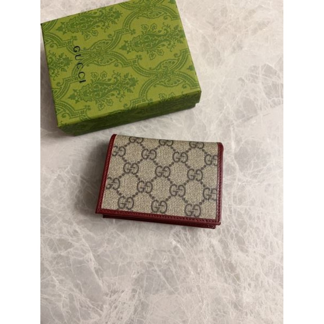 ★夏は目を引くスタイル★GUCCI スーパーコピー 二つ折り財布♪激安高品質新作