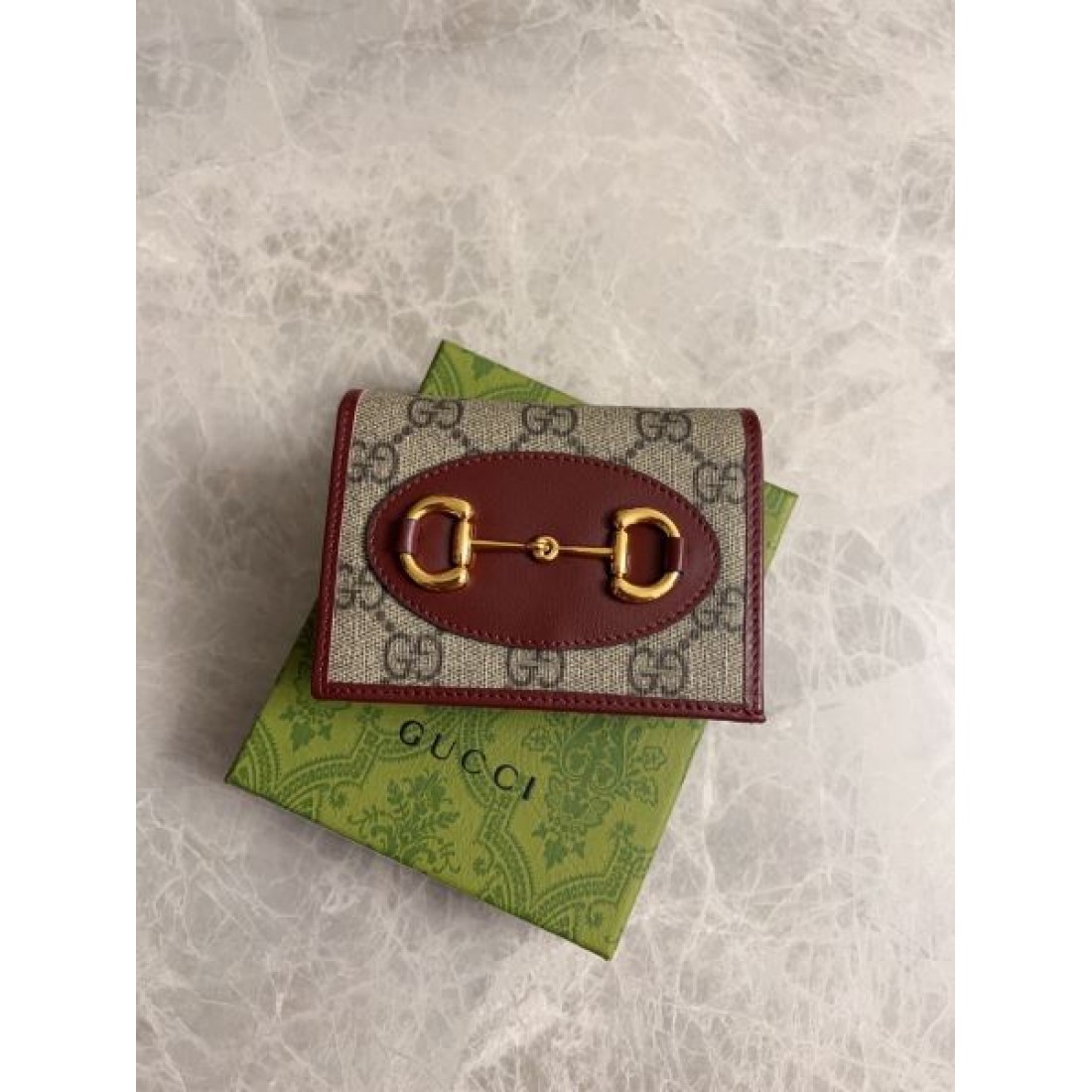 ★夏は目を引くスタイル★GUCCI スーパーコピー 二つ折り財布♪激安高品質新作