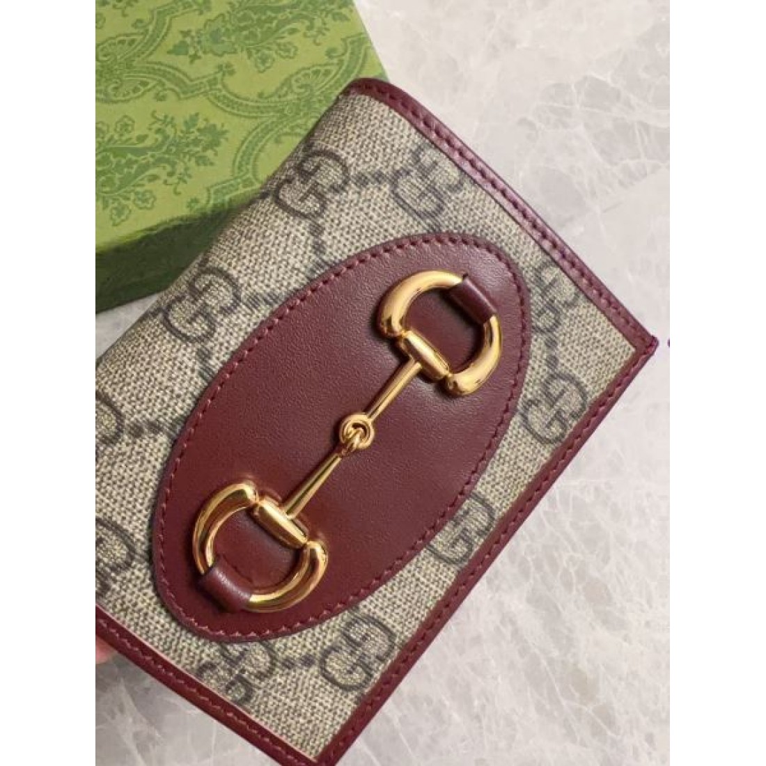★夏は目を引くスタイル★GUCCI スーパーコピー 二つ折り財布♪激安高品質新作
