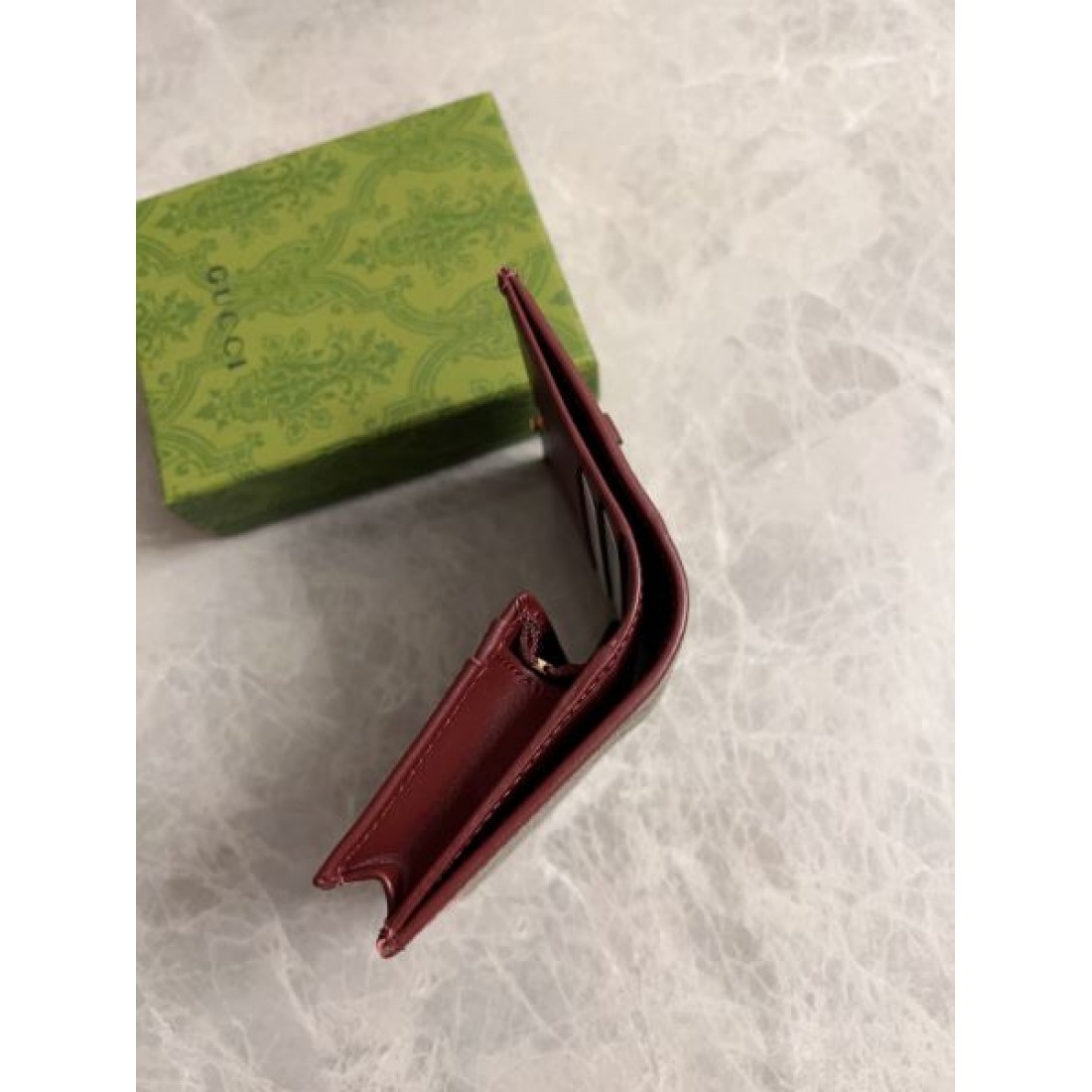 ★夏は目を引くスタイル★GUCCI スーパーコピー 二つ折り財布♪激安高品質新作