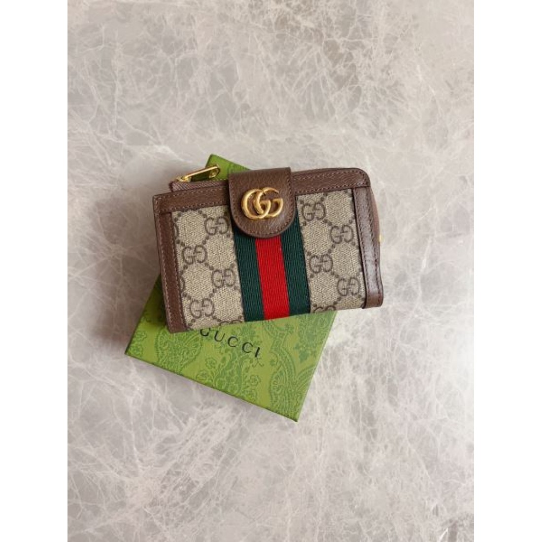先取り必見 GUCCI スーパーコピー 二つ折り財布 大胆なデザイン