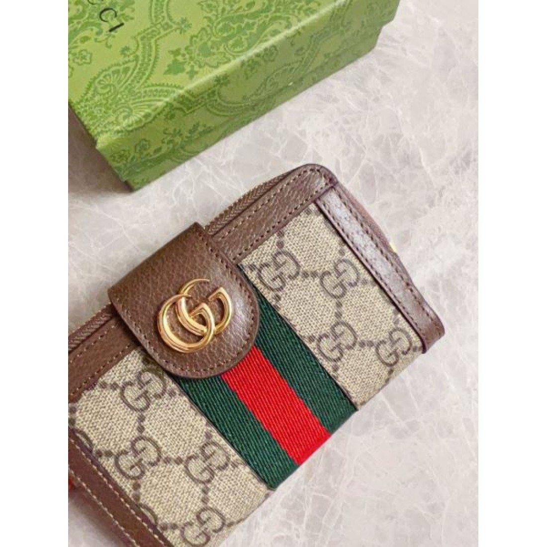 先取り必見 GUCCI スーパーコピー 二つ折り財布 大胆なデザイン