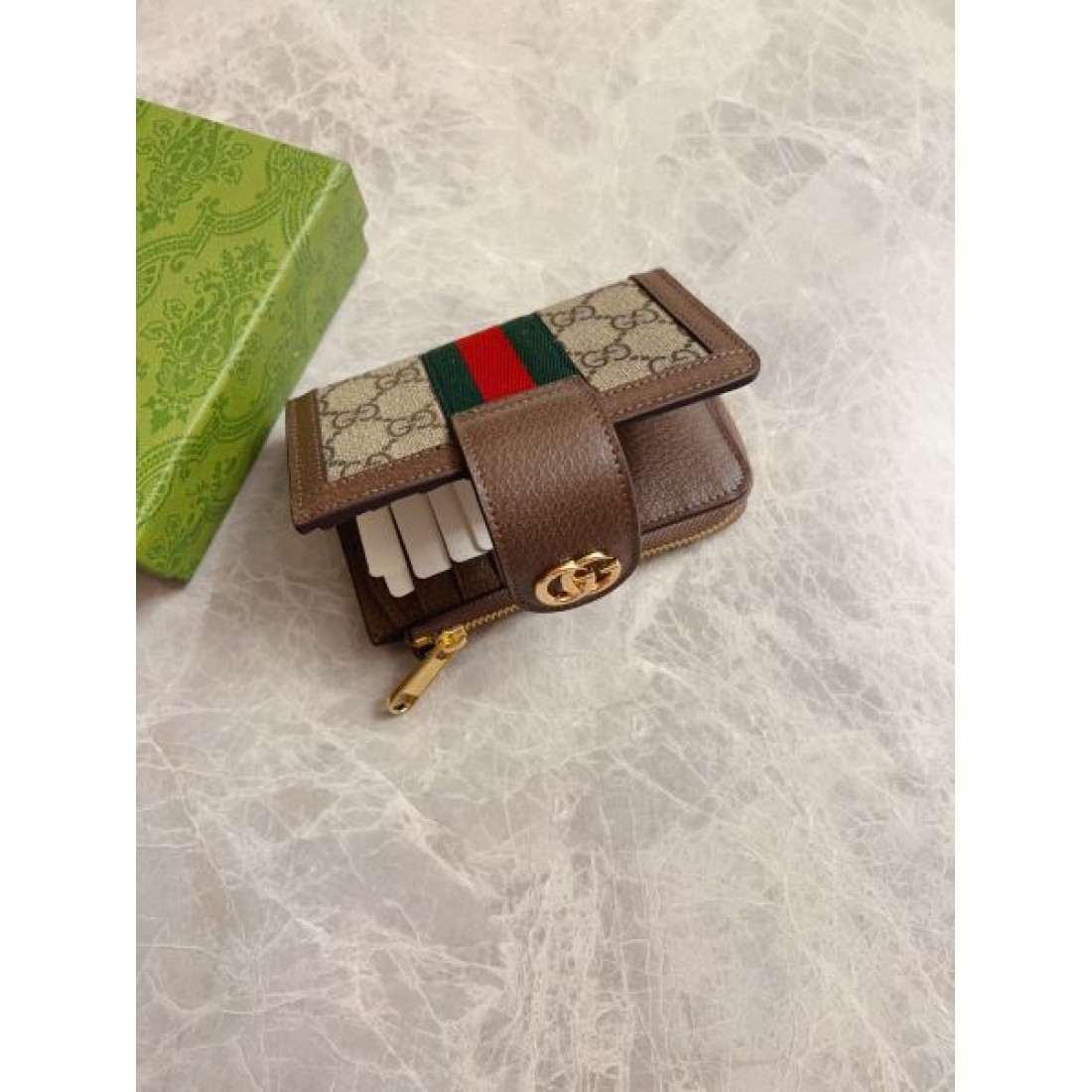 先取り必見 GUCCI スーパーコピー 二つ折り財布 大胆なデザイン