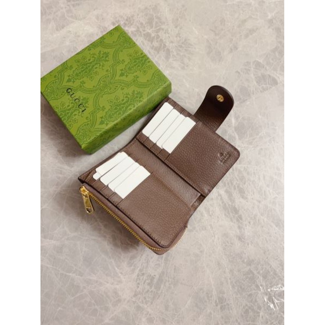 先取り必見 GUCCI スーパーコピー 二つ折り財布 大胆なデザイン