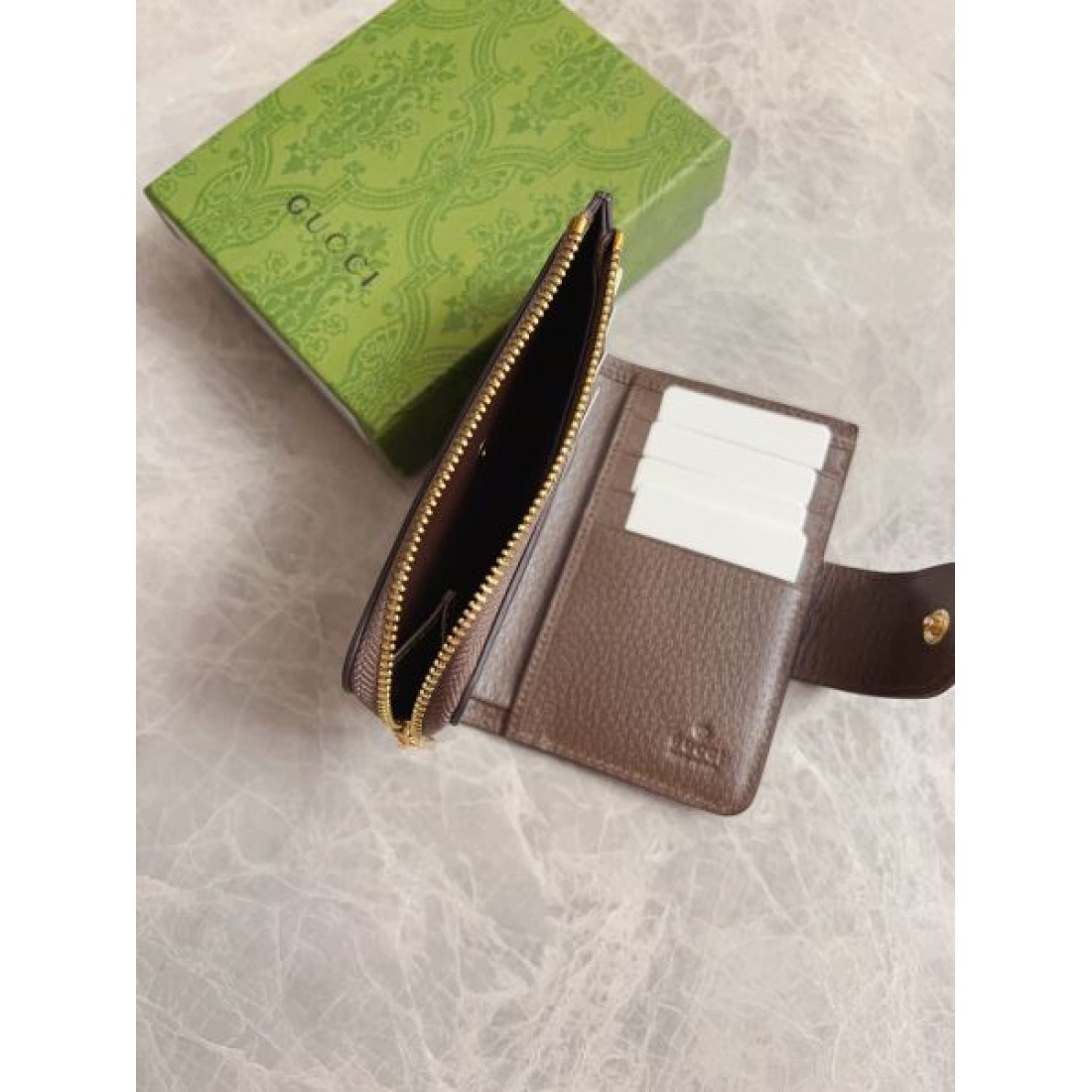 先取り必見 GUCCI スーパーコピー 二つ折り財布 大胆なデザイン