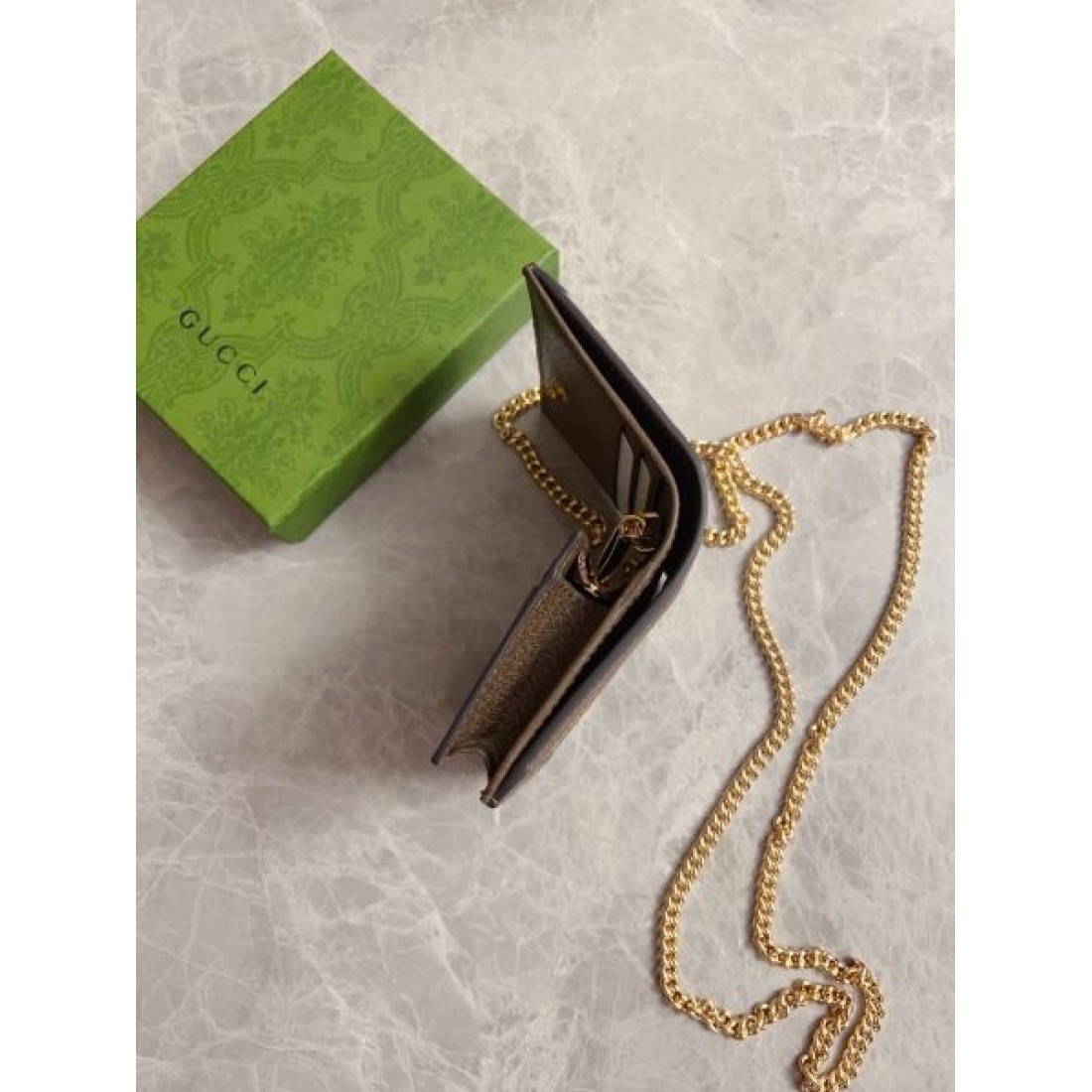 夏季新作に狙うファン殺到 GUCCI スーパーコピー 二つ折り財布 注目度抜群