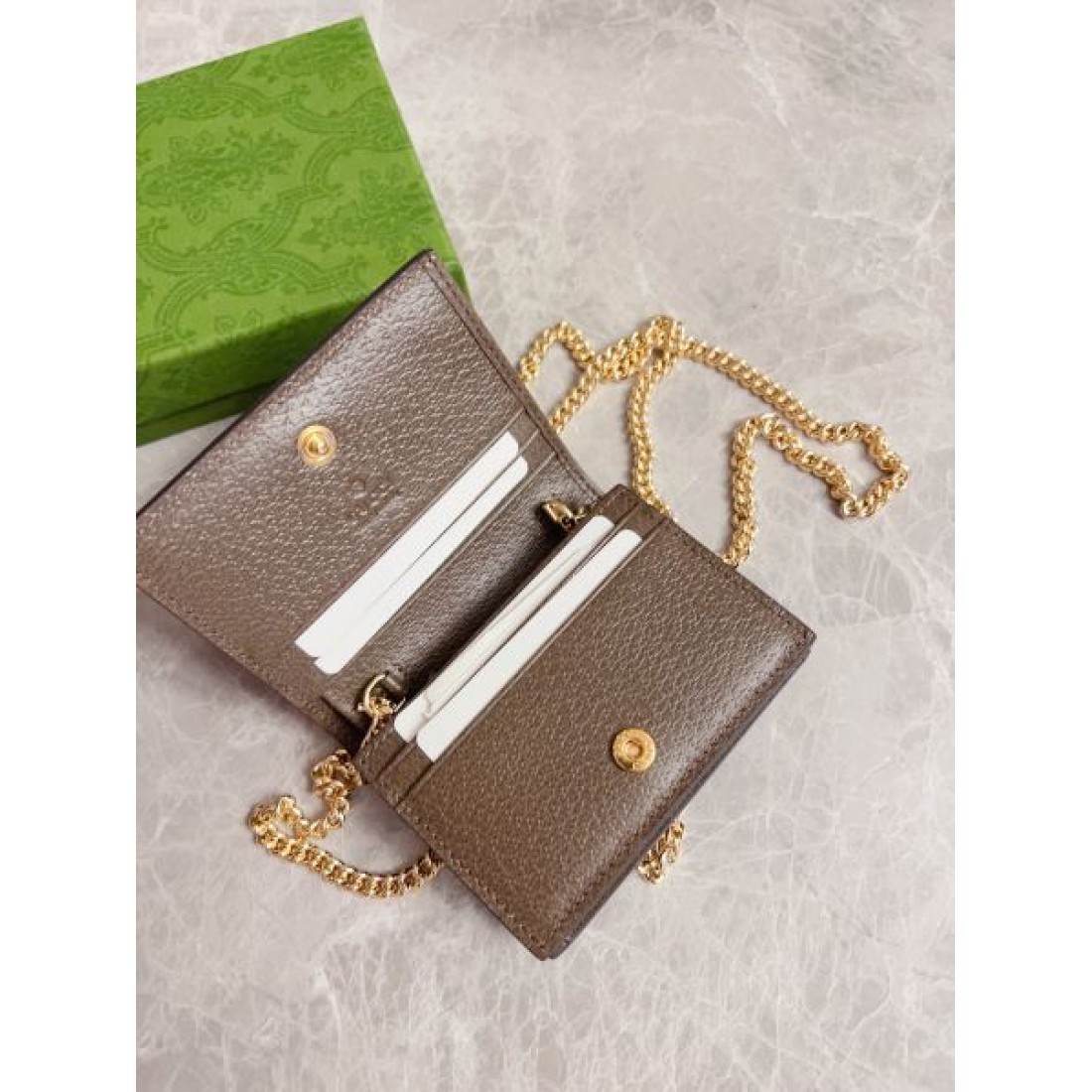 夏季新作に狙うファン殺到 GUCCI スーパーコピー 二つ折り財布 注目度抜群
