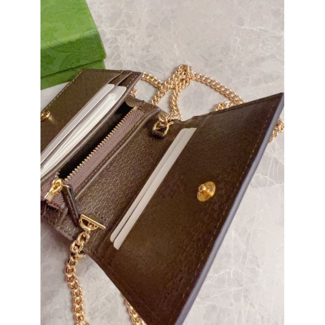 夏季新作に狙うファン殺到 GUCCI スーパーコピー 二つ折り財布 注目度抜群
