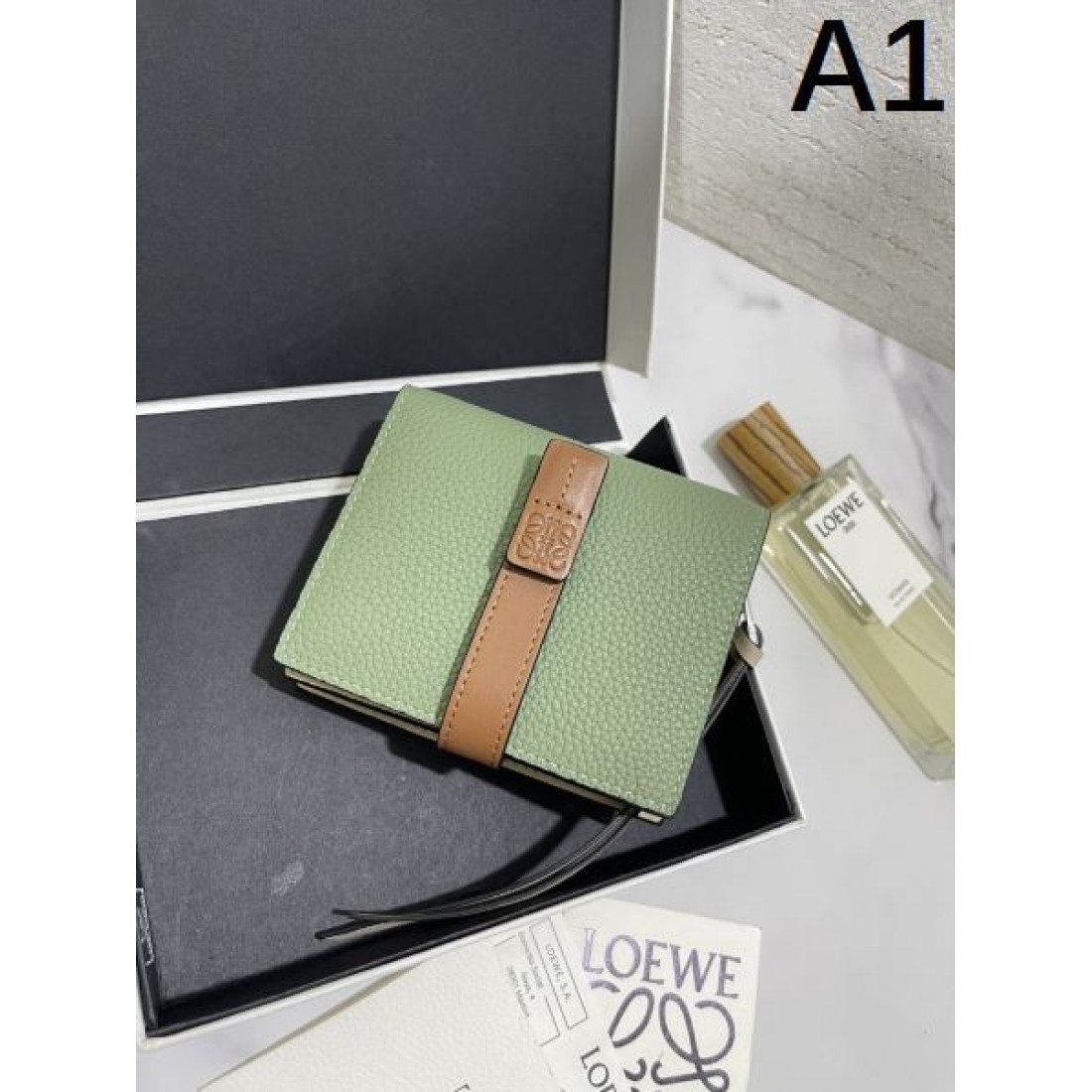 著名人やセレブも愛用する LOEWE スーパーコピー 二つ折り財布 旬なカラー展開