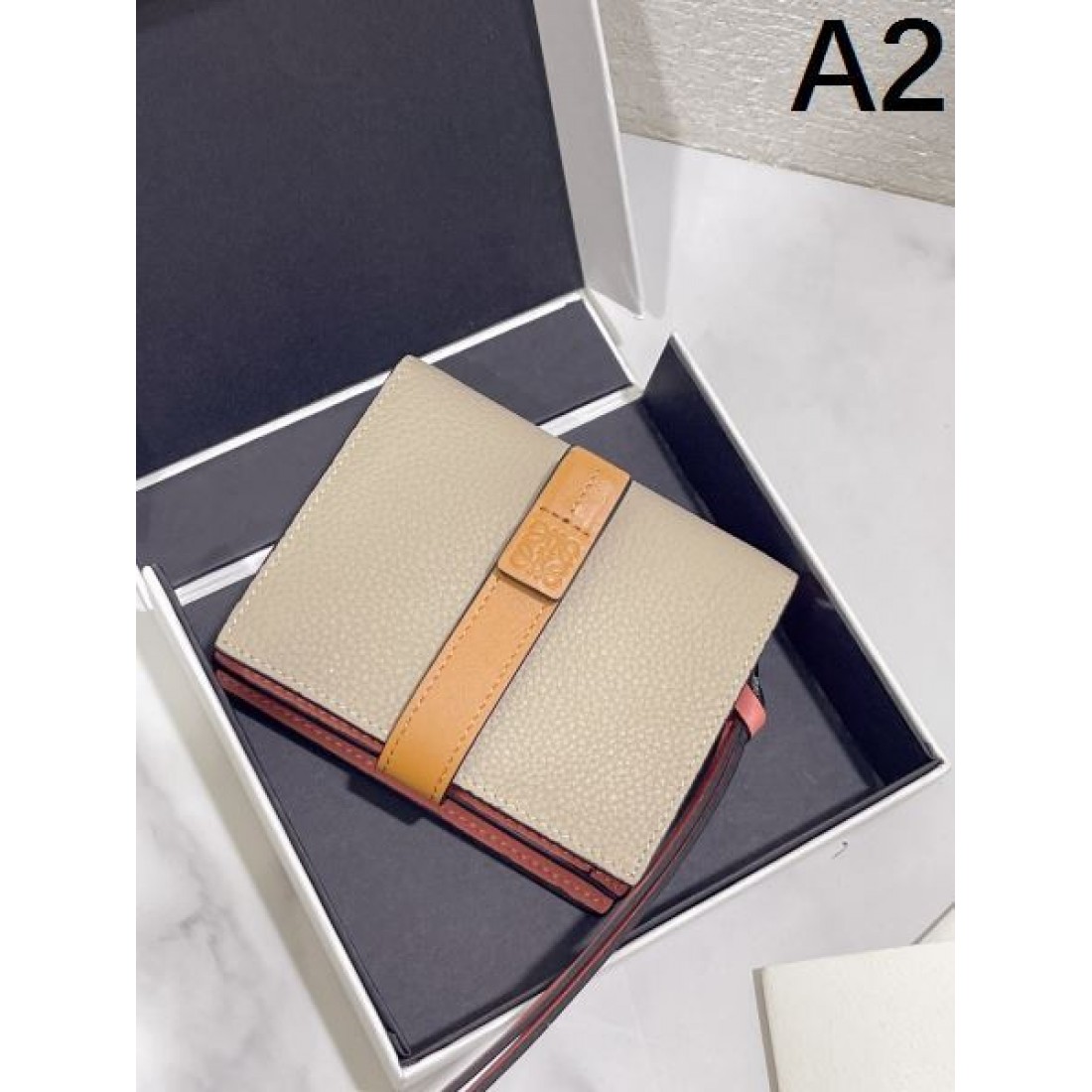 著名人やセレブも愛用する LOEWE スーパーコピー 二つ折り財布 旬なカラー展開