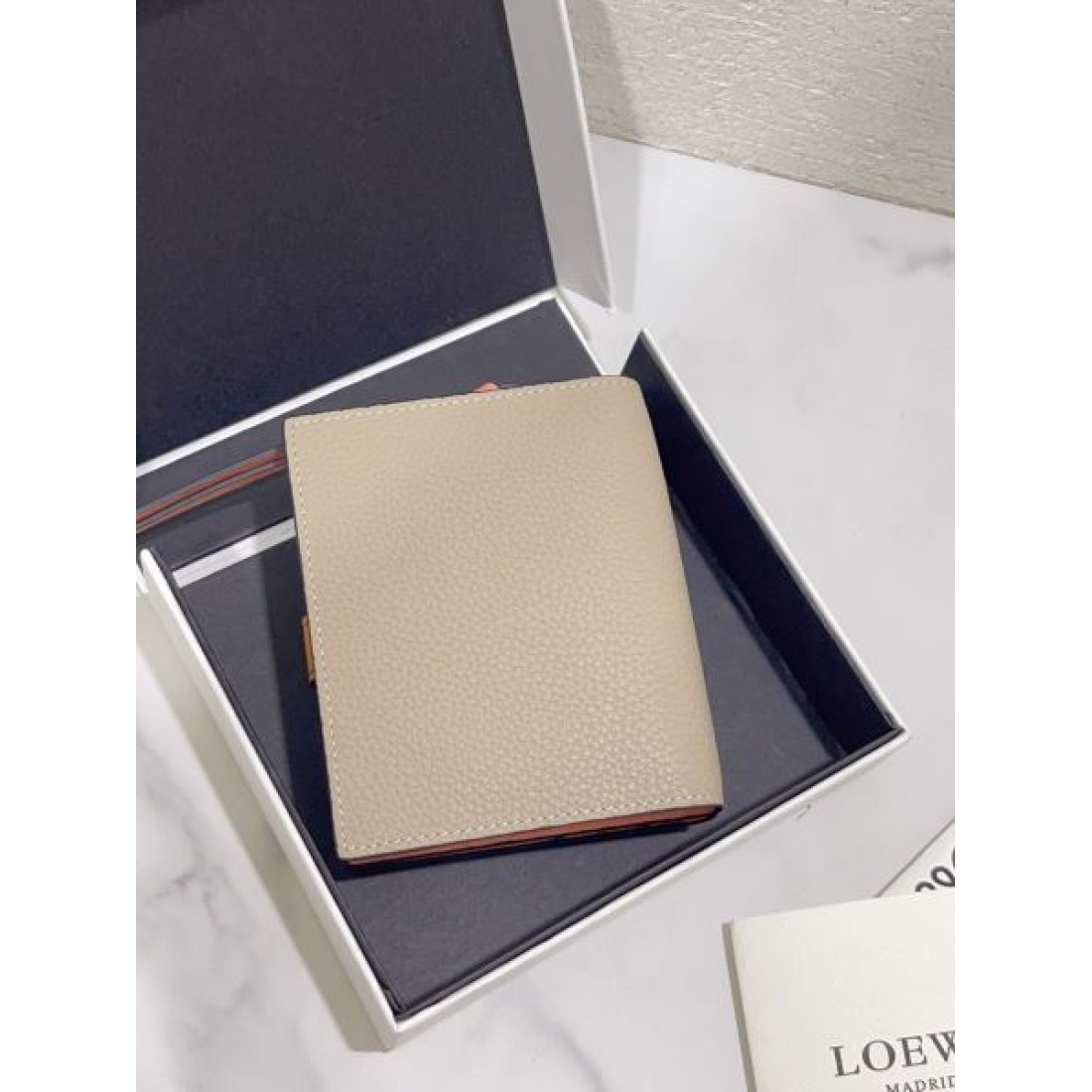 著名人やセレブも愛用する LOEWE スーパーコピー 二つ折り財布 旬なカラー展開