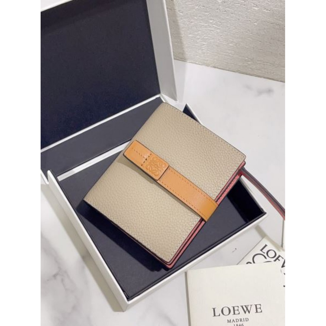 著名人やセレブも愛用する LOEWE スーパーコピー 二つ折り財布 旬なカラー展開