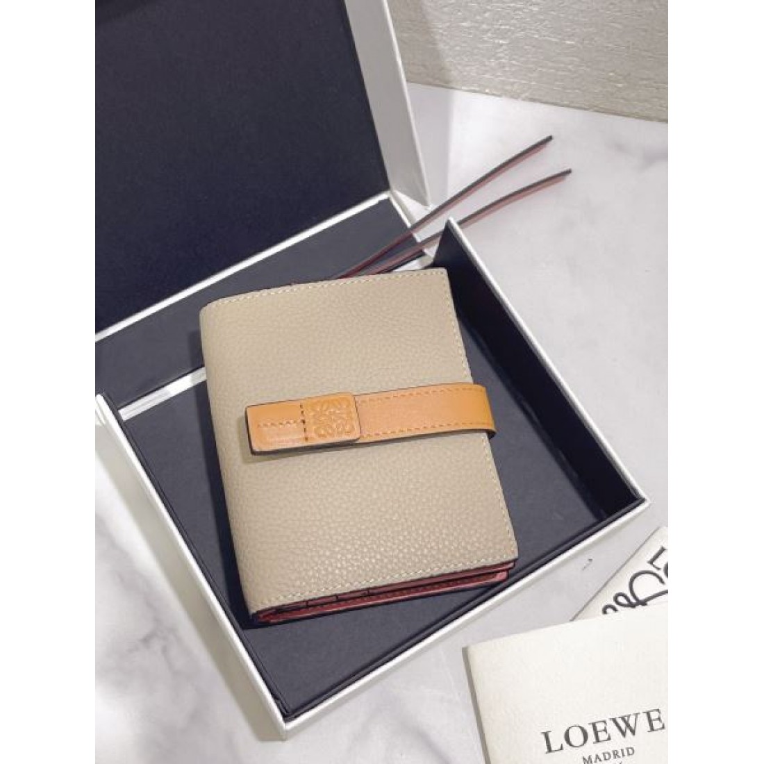 著名人やセレブも愛用する LOEWE スーパーコピー 二つ折り財布 旬なカラー展開